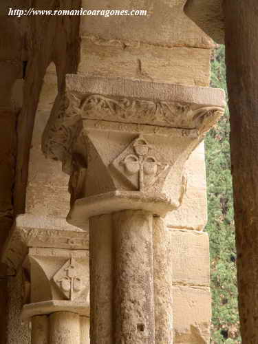 CAPITEL RENACENTISTA CON EL ESCUDO DE CALDARÉS